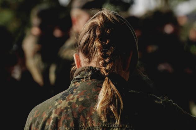 A female soldier with a ponytail, photographed during the Vigilant Roland II exercise conducted by the Bundeswehr s Home Guard Division in a public area in Stendal, September 29, 2026 As part of the exercise, the soldiers are training, among other things, in providing aid after a car accident and in preventing espionage attempts by enemy forces. Stendal, Germany Copyright: xFlorianxGaertnerx