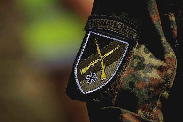 Homeland Defense badge on a soldier’s uniform, photographed during the Vigilant Roland II exercise conducted by the Bundeswehr’s Homeland Defense Division in a public area in Stendal, September 29, 2026. As part of the exercise, the soldiers are training, among other things, to provide aid following a car accident and to prevent espionage attempts by enem Copyright: xFlorianxGaertnerx