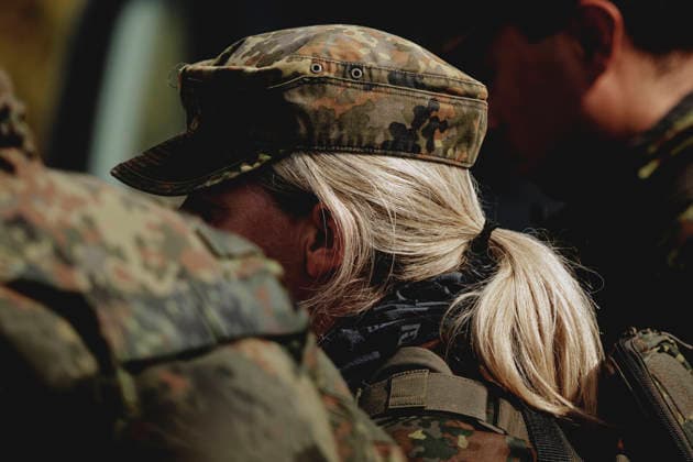 A female soldier with a braid, photographed during the Vigilant Roland II exercise conducted by the Bundeswehr s Homeland Security Division in a public area in Döbbelin, September 29, 2026. As part of the exercise, the soldiers are training, among other things, in providing assistance following a car accident and in preventing espionage attempts by enemy forces. Doebbelin, Ger Copyright: xFlorianxGaertnerx