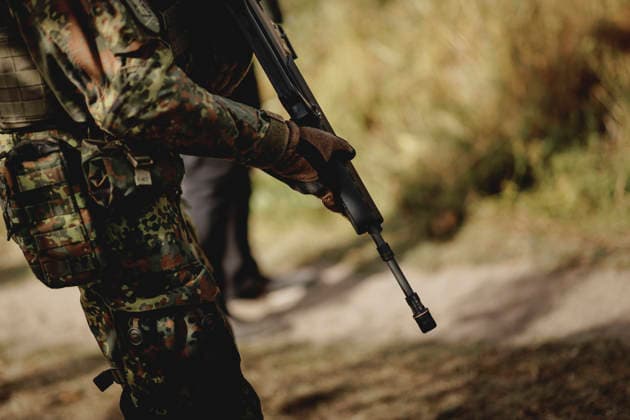 A soldier holds a weapon, photographed during the Vigilant Roland II exercise conducted by the Bundeswehr s Homeland Security Division in a public area in Stendal, September 29, 2026 As part of the exercise, the soldiers are training, among other things, in providing aid after a car accident and in preventing espionage attempts by enemy forces. Stendal, Germany Copyright: xFlorianxGaertnerx