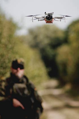 A drone is landing, as part of the Vigilant Roland II exercise conducted by the Bundeswehr s Home Security Division in a public area in Stendal, September 29, 2026. As part of the exercise, the soldiers are training, among other things, in providing assistance after a car accident and in preventing espionage attempts by enemy forces. Stendal, Germany Copyright: xFlorianxGaertnerx