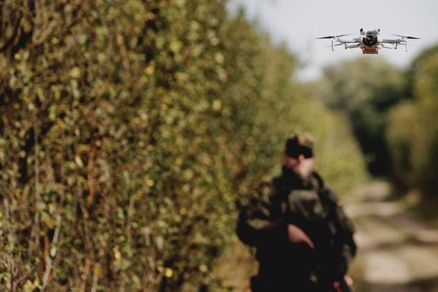 A drone is landing, as part of the Vigilant Roland II exercise conducted by the Bundeswehr s Home Security Division in a public area in Stendal, September 29, 2026. As part of the exercise, the soldiers are training, among other things, in providing assistance after a car accident and in preventing espionage attempts by enemy forces. Stendal, Germany Copyright: xFlorianxGaertnerx