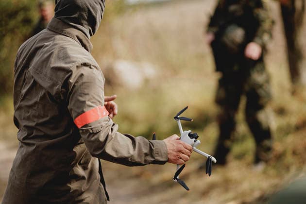 A drone is being demonstrated, filmed as part of the Vigilant Roland II exercise conducted by the Bundeswehr s Homeland Security Division in a public area in Stendal, September 29, 2026. As part of the exercise, the soldiers are training, among other things, to provide medical care following a car accident and to prevent espionage attempts by enemy forces. Stendal, Germa Copyright: xFlorianxGaertnerx