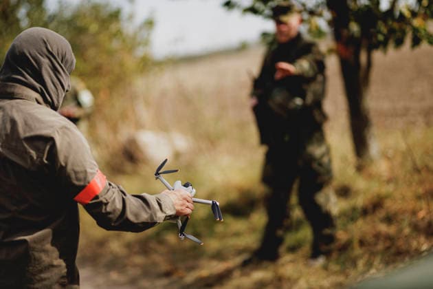 A drone is being demonstrated, filmed as part of the Vigilant Roland II exercise conducted by the Bundeswehr s Homeland Security Division in a public area in Stendal, September 29, 2026. As part of the exercise, the soldiers are training, among other things, to provide medical assistance following a car accident and to prevent espionage attempts by enemy forces. Stendal, Copyright: xFlorianxGaertnerx