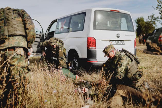 Soldiers are responding to a simulated armed attack, filmed as part of the Vigilant Roland II exercise conducted by the Bundeswehr s Homeland Security Division in a public area in Stendal, September 29, 2026 As part of the exercise, the soldiers are training, among other things, in providing aid following a car accident and in preventing esp Copyright: xFlorianxGaertnerx