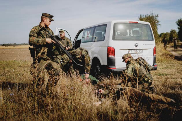 Soldiers are responding to a simulated armed attack, filmed as part of the Vigilant Roland II exercise conducted by the Bundeswehr s Homeland Security Division in a public area in Stendal, September 29, 2026 As part of the exercise, the soldiers are training, among other things, in providing aid following a car accident and in preventing esp Copyright: xFlorianxGaertnerx