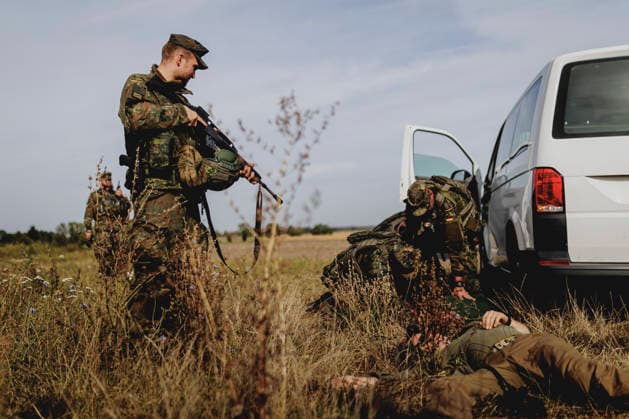 Soldiers respond to a simulated armed attack, filmed as part of the Vigilant Roland II exercise conducted by the Bundeswehr s Homeland Security Division in a public area in Stendal, September 29, 2026. As part of the exercise, the soldiers are training, among other things, to provide aid following a car accident and to prevent espionage atte Copyright: xFlorianxGaertnerx
