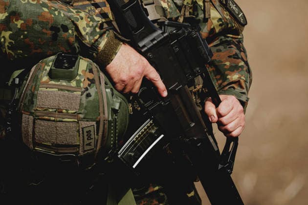 A soldier with his finger on the trigger of his weapon, photographed during the Vigilant Roland II exercise conducted by the Bundeswehr’s Homeland Security Division in a public area in Stendal, September 29, 2026 As part of the exercise, the soldiers are training, among other things, in providing aid after a car accident and in preventing espionage attempts by ene Copyright: xFlorianxGaertnerx