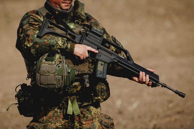 A soldier with his finger on the trigger of his weapon, photographed during the Vigilant Roland II exercise conducted by the Bundeswehr’s Homeland Security Division in a public area in Stendal, September 29, 2026 As part of the exercise, the soldiers are training, among other things, in providing aid following a car accident and in preventing espionage attempts by Copyright: xFlorianxGaertnerx
