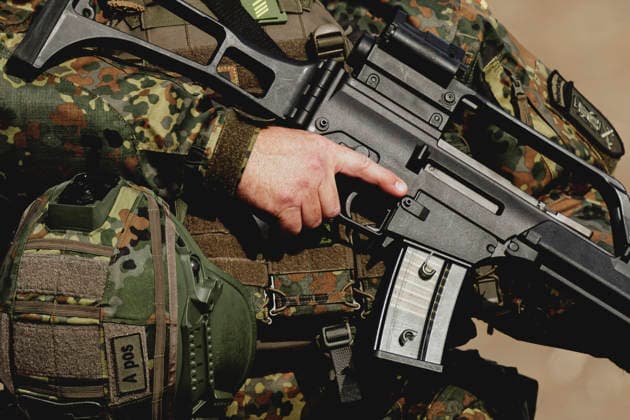 A soldier with his finger on the trigger of his weapon, photographed during the Vigilant Roland II exercise conducted by the Bundeswehr s Homeland Security Division in a public area in Stendal, September 29, 2026 As part of the exercise, the soldiers are training, among other things, in providing aid after a car accident and in preventing espionage attempts by hos Copyright: xFlorianxGaertnerx