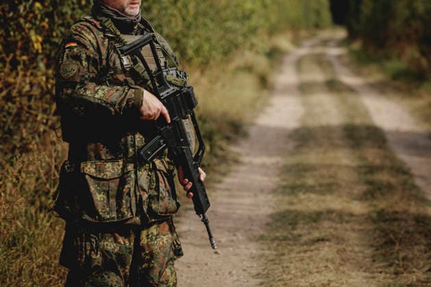 A soldier with his finger on the trigger of his weapon, photographed during the Vigilant Roland II exercise conducted by the Bundeswehr s Homeland Security Division in a public area in Stendal, September 29, 2026 As part of the exercise, the soldiers are training, among other things, in providing aid after a car accident and in preventing espionage attempts by ene Copyright: xFlorianxGaertnerx