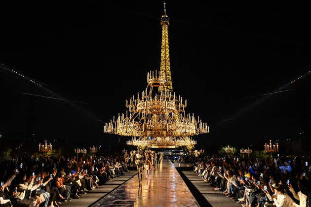PFW Saint Laurent Runway A model walks the runway at the Saint Laurent show during Paris Fashion Week, in Paris, France on 29 September 2026. Photo by Julien Reynaud APS-Medias ABACAPRESS.COM Paris France  Copyright: xReynaudxJulien APS-Medias ABACAx
