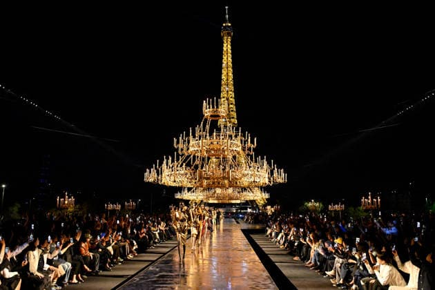 PFW Saint Laurent Runway A model walks the runway at the Saint Laurent show during Paris Fashion Week, in Paris, France on 29 September 2026. Photo by Julien Reynaud APS-Medias ABACAPRESS.COM Paris France  Copyright: xReynaudxJulien APS-Medias ABACAx
