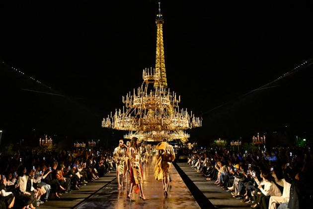 PFW Saint Laurent Runway A model walks the runway at the Saint Laurent show during Paris Fashion Week, in Paris, France on 29 September 2026. Photo by Julien Reynaud APS-Medias ABACAPRESS.COM Paris France  Copyright: xReynaudxJulien APS-Medias ABACAx