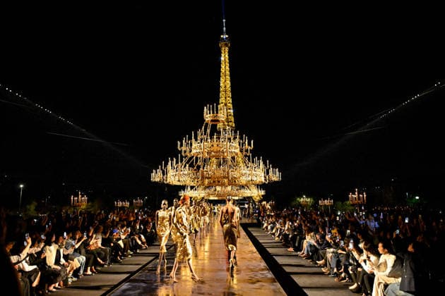 PFW Saint Laurent Runway A model walks the runway at the Saint Laurent show during Paris Fashion Week, in Paris, France on 29 September 2026. Photo by Julien Reynaud APS-Medias ABACAPRESS.COM Paris France  Copyright: xReynaudxJulien APS-Medias ABACAx
