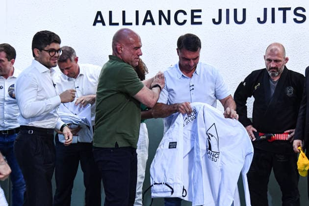 SaO PAULO, SP - 29.09.2026: FLaVIO BOLSONARO PARTICIPA DE ENCONTRO SP - Flavio Bolsonaro (PL), candidate for President of the Republic, participates in a meeting with black belts in Jiu-Jitsu, this Tuesday (29), at the Alliance academy, in the Vila Olimpia neighborhood, in Sao Paulo, SP. In the photo Fabio Gurgel and Flavio Bolsonaro. x3022300x  RobertoxCasimiro