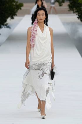 (260930) -- PARIS, Sept. 30, 2026 -- A model presents a creation from the womenswear Spring Summer 2027 collections by Dior during the Paris Fashion Week, in Paris, France, on Sept. 29, 2026. ( Handout via Xinhua) FRANCE-PARIS-FASHION WEEK-DIOR MeetEurope 