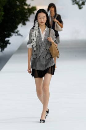 (260930) -- PARIS, Sept. 30, 2026 -- A model presents a creation from the womenswear Spring Summer 2027 collections by Dior during the Paris Fashion Week, in Paris, France, on Sept. 29, 2026. ( Handout via Xinhua) FRANCE-PARIS-FASHION WEEK-DIOR MeetEurope 