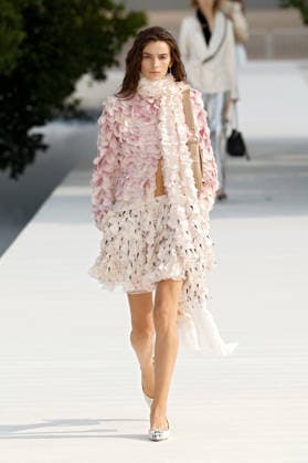 (260930) -- PARIS, Sept. 30, 2026 -- A model presents a creation from the womenswear Spring Summer 2027 collections by Dior during the Paris Fashion Week, in Paris, France, on Sept. 29, 2026. ( Handout via Xinhua) FRANCE-PARIS-FASHION WEEK-DIOR MeetEurope 