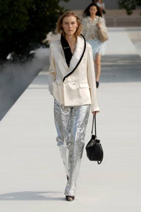 (260930) -- PARIS, Sept. 30, 2026 -- A model presents a creation from the womenswear Spring Summer 2027 collections by Dior during the Paris Fashion Week, in Paris, France, on Sept. 29, 2026. ( Handout via Xinhua) FRANCE-PARIS-FASHION WEEK-DIOR MeetEurope 