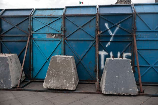 September 29, 2026, Mexico City, Cdmx, Mexico: Mexico City authorities have begun erecting metal barriers, by massive concrete blocks, to shield the Metropolitan Cathedral, government buildings, jewelry stores, and the National Palace. These measures aim to prevent damage and theft during the march commemorating the October 2, 1968, massacre of students by the Mexican army at the Plaza de las Tres Culturas in Tlatelolco. The protective operation seeks to safeguard businesses and buildings, as well as bystanders uninvolved in the protest; such individuals often fall victim to agitator groups that engage in graffiti and vandalism to stir up controversy and opposition against the legitimate mobilization led by the student movement. Mexico Cit - ZUMAp204 20260929_zip_p204_003 Copyright: xJosuexPerezx