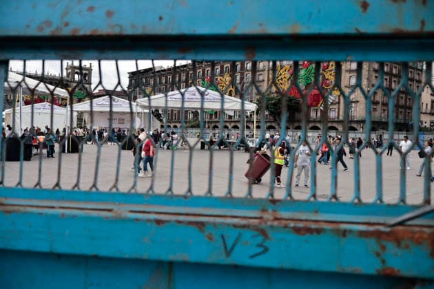 September 29, 2026, Mexico City, Cdmx, Mexico: Mexico City authorities have begun erecting metal barriers, by massive concrete blocks, to shield the Metropolitan Cathedral, government buildings, jewelry stores, and the National Palace. These measures aim to prevent damage and theft during the march commemorating the October 2, 1968, massacre of students by the Mexican army at the Plaza de las Tres Culturas in Tlatelolco. The protective operation seeks to safeguard businesses and buildings, as well as bystanders uninvolved in the protest; such individuals often fall victim to agitator groups that engage in graffiti and vandalism to stir up controversy and opposition against the legitimate mobilization led by the student movement. Mexico Cit - ZUMAp204 20260929_zip_p204_004 Copyright: xJosuexPerezx