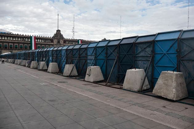 September 29, 2026, Mexico City, Cdmx, Mexico: Mexico City authorities have begun erecting metal barriers, by massive concrete blocks, to shield the Metropolitan Cathedral, government buildings, jewelry stores, and the National Palace. These measures aim to prevent damage and theft during the march commemorating the October 2, 1968, massacre of students by the Mexican army at the Plaza de las Tres Culturas in Tlatelolco. The protective operation seeks to safeguard businesses and buildings, as well as bystanders uninvolved in the protest; such individuals often fall victim to agitator groups that engage in graffiti and vandalism to stir up controversy and opposition against the legitimate mobilization led by the student movement. Mexico Cit - ZUMAp204 20260929_zip_p204_005 Copyright: xJosuexPerezx