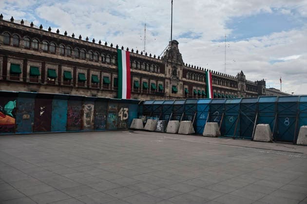 September 29, 2026, Mexico City, Cdmx, Mexico: Mexico City authorities have begun erecting metal barriers, by massive concrete blocks, to shield the Metropolitan Cathedral, government buildings, jewelry stores, and the National Palace. These measures aim to prevent damage and theft during the march commemorating the October 2, 1968, massacre of students by the Mexican army at the Plaza de las Tres Culturas in Tlatelolco. The protective operation seeks to safeguard businesses and buildings, as well as bystanders uninvolved in the protest; such individuals often fall victim to agitator groups that engage in graffiti and vandalism to stir up controversy and opposition against the legitimate mobilization led by the student movement. Mexico Cit - ZUMAp204 20260929_zip_p204_008 Copyright: xJosuexPerezx