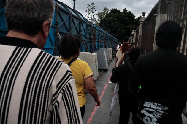 September 29, 2026, Mexico City, Cdmx, Mexico: Mexico City authorities have begun erecting metal barriers, by massive concrete blocks, to shield the Metropolitan Cathedral, government buildings, jewelry stores, and the National Palace. These measures aim to prevent damage and theft during the march commemorating the October 2, 1968, massacre of students by the Mexican army at the Plaza de las Tres Culturas in Tlatelolco. The protective operation seeks to safeguard businesses and buildings, as well as bystanders uninvolved in the protest; such individuals often fall victim to agitator groups that engage in graffiti and vandalism to stir up controversy and opposition against the legitimate mobilization led by the student movement. Mexico Cit - ZUMAp204 20260929_zip_p204_010 Copyright: xJosuexPerezx