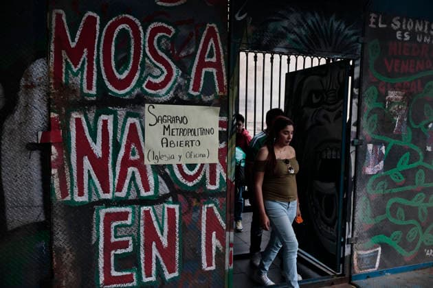 September 29, 2026, Mexico City, Cdmx, Mexico: Mexico City authorities have begun erecting metal barriers, by massive concrete blocks, to shield the Metropolitan Cathedral, government buildings, jewelry stores, and the National Palace. These measures aim to prevent damage and theft during the march commemorating the October 2, 1968, massacre of students by the Mexican army at the Plaza de las Tres Culturas in Tlatelolco. The protective operation seeks to safeguard businesses and buildings, as well as bystanders uninvolved in the protest; such individuals often fall victim to agitator groups that engage in graffiti and vandalism to stir up controversy and opposition against the legitimate mobilization led by the student movement. Mexico Cit - ZUMAp204 20260929_zip_p204_016 Copyright: xJosuexPerezx