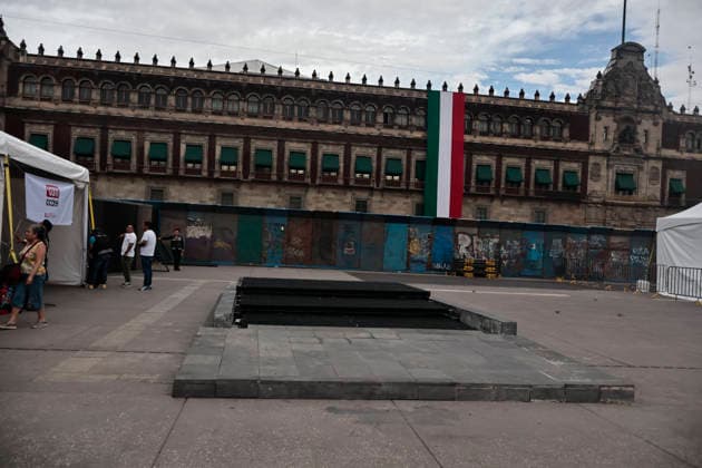 September 29, 2026, Mexico City, Cdmx, Mexico: Mexico City authorities have begun erecting metal barriers, by massive concrete blocks, to shield the Metropolitan Cathedral, government buildings, jewelry stores, and the National Palace. These measures aim to prevent damage and theft during the march commemorating the October 2, 1968, massacre of students by the Mexican army at the Plaza de las Tres Culturas in Tlatelolco. The protective operation seeks to safeguard businesses and buildings, as well as bystanders uninvolved in the protest; such individuals often fall victim to agitator groups that engage in graffiti and vandalism to stir up controversy and opposition against the legitimate mobilization led by the student movement. Mexico Cit - ZUMAp204 20260929_zip_p204_017 Copyright: xJosuexPerezx
