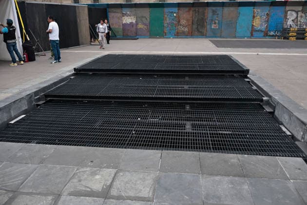 September 29, 2026, Mexico City, Cdmx, Mexico: Mexico City authorities have begun erecting metal barriers, by massive concrete blocks, to shield the Metropolitan Cathedral, government buildings, jewelry stores, and the National Palace. These measures aim to prevent damage and theft during the march commemorating the October 2, 1968, massacre of students by the Mexican army at the Plaza de las Tres Culturas in Tlatelolco. The protective operation seeks to safeguard businesses and buildings, as well as bystanders uninvolved in the protest; such individuals often fall victim to agitator groups that engage in graffiti and vandalism to stir up controversy and opposition against the legitimate mobilization led by the student movement. Mexico Cit - ZUMAp204 20260929_zip_p204_018 Copyright: xJosuexPerezx