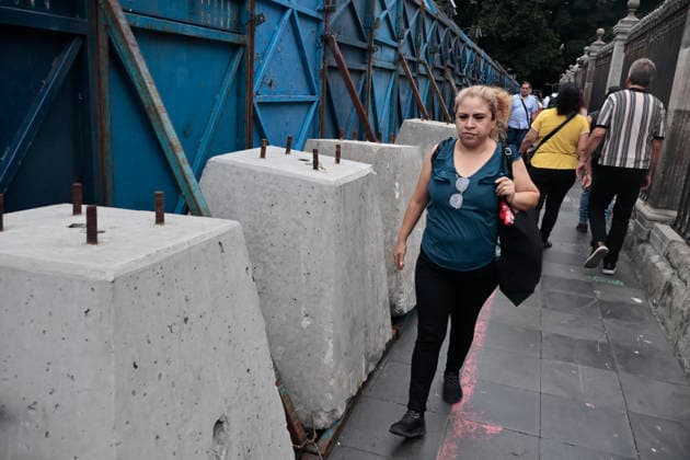 September 29, 2026, Mexico City, Cdmx, Mexico: Mexico City authorities have begun erecting metal barriers, by massive concrete blocks, to shield the Metropolitan Cathedral, government buildings, jewelry stores, and the National Palace. These measures aim to prevent damage and theft during the march commemorating the October 2, 1968, massacre of students by the Mexican army at the Plaza de las Tres Culturas in Tlatelolco. The protective operation seeks to safeguard businesses and buildings, as well as bystanders uninvolved in the protest; such individuals often fall victim to agitator groups that engage in graffiti and vandalism to stir up controversy and opposition against the legitimate mobilization led by the student movement. Mexico Cit - ZUMAp204 20260929_zip_p204_013 Copyright: xJosuexPerezx
