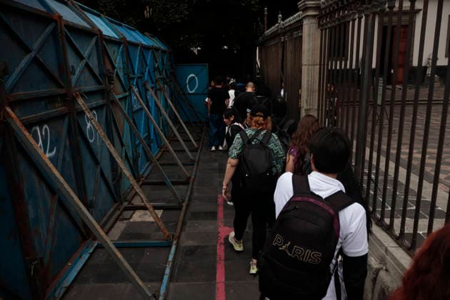 September 29, 2026, Mexico City, Cdmx, Mexico: Mexico City authorities have begun erecting metal barriers, by massive concrete blocks, to shield the Metropolitan Cathedral, government buildings, jewelry stores, and the National Palace. These measures aim to prevent damage and theft during the march commemorating the October 2, 1968, massacre of students by the Mexican army at the Plaza de las Tres Culturas in Tlatelolco. The protective operation seeks to safeguard businesses and buildings, as well as bystanders uninvolved in the protest; such individuals often fall victim to agitator groups that engage in graffiti and vandalism to stir up controversy and opposition against the legitimate mobilization led by the student movement. Mexico Cit - ZUMAp204 20260929_zip_p204_014 Copyright: xJosuexPerezx