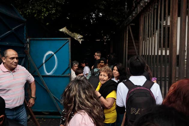 September 29, 2026, Mexico City, Cdmx, Mexico: Mexico City authorities have begun erecting metal barriers, by massive concrete blocks, to shield the Metropolitan Cathedral, government buildings, jewelry stores, and the National Palace. These measures aim to prevent damage and theft during the march commemorating the October 2, 1968, massacre of students by the Mexican army at the Plaza de las Tres Culturas in Tlatelolco. The protective operation seeks to safeguard businesses and buildings, as well as bystanders uninvolved in the protest; such individuals often fall victim to agitator groups that engage in graffiti and vandalism to stir up controversy and opposition against the legitimate mobilization led by the student movement. Mexico Cit - ZUMAp204 20260929_zip_p204_015 Copyright: xJosuexPerezx