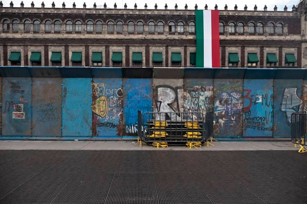 September 29, 2026, Mexico City, Cdmx, Mexico: Mexico City authorities have begun erecting metal barriers, by massive concrete blocks, to shield the Metropolitan Cathedral, government buildings, jewelry stores, and the National Palace. These measures aim to prevent damage and theft during the march commemorating the October 2, 1968, massacre of students by the Mexican army at the Plaza de las Tres Culturas in Tlatelolco. The protective operation seeks to safeguard businesses and buildings, as well as bystanders uninvolved in the protest; such individuals often fall victim to agitator groups that engage in graffiti and vandalism to stir up controversy and opposition against the legitimate mobilization led by the student movement. Mexico Cit - ZUMAp204 20260929_zip_p204_019 Copyright: xJosuexPerezx