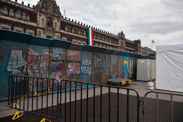 September 29, 2026, Mexico City, Cdmx, Mexico: Mexico City authorities have begun erecting metal barriers, by massive concrete blocks, to shield the Metropolitan Cathedral, government buildings, jewelry stores, and the National Palace. These measures aim to prevent damage and theft during the march commemorating the October 2, 1968, massacre of students by the Mexican army at the Plaza de las Tres Culturas in Tlatelolco. The protective operation seeks to safeguard businesses and buildings, as well as bystanders uninvolved in the protest; such individuals often fall victim to agitator groups that engage in graffiti and vandalism to stir up controversy and opposition against the legitimate mobilization led by the student movement. Mexico Cit - ZUMAp204 20260929_zip_p204_020 Copyright: xJosuexPerezx