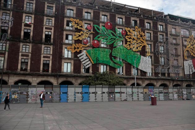 September 29, 2026, Mexico City, Cdmx, Mexico: Mexico City authorities have begun erecting metal barriers, by massive concrete blocks, to shield the Metropolitan Cathedral, government buildings, jewelry stores, and the National Palace. These measures aim to prevent damage and theft during the march commemorating the October 2, 1968, massacre of students by the Mexican army at the Plaza de las Tres Culturas in Tlatelolco. The protective operation seeks to safeguard businesses and buildings, as well as bystanders uninvolved in the protest; such individuals often fall victim to agitator groups that engage in graffiti and vandalism to stir up controversy and opposition against the legitimate mobilization led by the student movement. Mexico Cit - ZUMAp204 20260929_zip_p204_021 Copyright: xJosuexPerezx