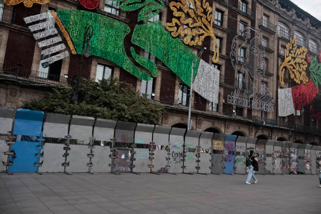 September 29, 2026, Mexico City, Cdmx, Mexico: Mexico City authorities have begun erecting metal barriers, by massive concrete blocks, to shield the Metropolitan Cathedral, government buildings, jewelry stores, and the National Palace. These measures aim to prevent damage and theft during the march commemorating the October 2, 1968, massacre of students by the Mexican army at the Plaza de las Tres Culturas in Tlatelolco. The protective operation seeks to safeguard businesses and buildings, as well as bystanders uninvolved in the protest; such individuals often fall victim to agitator groups that engage in graffiti and vandalism to stir up controversy and opposition against the legitimate mobilization led by the student movement. Mexico Cit - ZUMAp204 20260929_zip_p204_023 Copyright: xJosuexPerezx