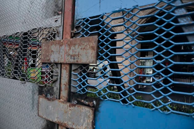 September 29, 2026, Mexico City, Cdmx, Mexico: Mexico City authorities have begun erecting metal barriers, by massive concrete blocks, to shield the Metropolitan Cathedral, government buildings, jewelry stores, and the National Palace. These measures aim to prevent damage and theft during the march commemorating the October 2, 1968, massacre of students by the Mexican army at the Plaza de las Tres Culturas in Tlatelolco. The protective operation seeks to safeguard businesses and buildings, as well as bystanders uninvolved in the protest; such individuals often fall victim to agitator groups that engage in graffiti and vandalism to stir up controversy and opposition against the legitimate mobilization led by the student movement. Mexico Cit - ZUMAp204 20260929_zip_p204_024 Copyright: xJosuexPerezx