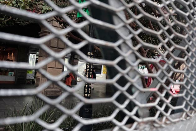 September 29, 2026, Mexico City, Cdmx, Mexico: Mexico City authorities have begun erecting metal barriers, by massive concrete blocks, to shield the Metropolitan Cathedral, government buildings, jewelry stores, and the National Palace. These measures aim to prevent damage and theft during the march commemorating the October 2, 1968, massacre of students by the Mexican army at the Plaza de las Tres Culturas in Tlatelolco. The protective operation seeks to safeguard businesses and buildings, as well as bystanders uninvolved in the protest; such individuals often fall victim to agitator groups that engage in graffiti and vandalism to stir up controversy and opposition against the legitimate mobilization led by the student movement. Mexico Cit - ZUMAp204 20260929_zip_p204_025 Copyright: xJosuexPerezx