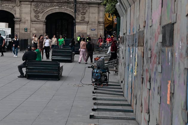 September 29, 2026, Mexico City, Cdmx, Mexico: Mexico City authorities have begun erecting metal barriers, by massive concrete blocks, to shield the Metropolitan Cathedral, government buildings, jewelry stores, and the National Palace. These measures aim to prevent damage and theft during the march commemorating the October 2, 1968, massacre of students by the Mexican army at the Plaza de las Tres Culturas in Tlatelolco. The protective operation seeks to safeguard businesses and buildings, as well as bystanders uninvolved in the protest; such individuals often fall victim to agitator groups that engage in graffiti and vandalism to stir up controversy and opposition against the legitimate mobilization led by the student movement. Mexico Cit - ZUMAp204 20260929_zip_p204_030 Copyright: xJosuexPerezx