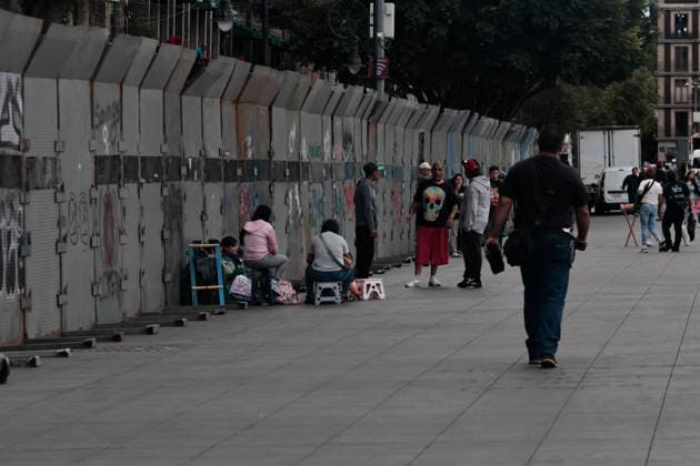 September 29, 2026, Mexico City, Cdmx, Mexico: Mexico City authorities have begun erecting metal barriers, by massive concrete blocks, to shield the Metropolitan Cathedral, government buildings, jewelry stores, and the National Palace. These measures aim to prevent damage and theft during the march commemorating the October 2, 1968, massacre of students by the Mexican army at the Plaza de las Tres Culturas in Tlatelolco. The protective operation seeks to safeguard businesses and buildings, as well as bystanders uninvolved in the protest; such individuals often fall victim to agitator groups that engage in graffiti and vandalism to stir up controversy and opposition against the legitimate mobilization led by the student movement. Mexico Cit - ZUMAp204 20260929_zip_p204_033 Copyright: xJosuexPerezx
