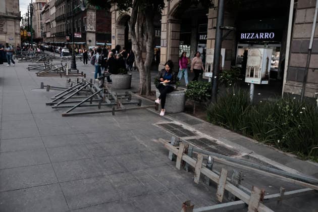 September 29, 2026, Mexico City, Cdmx, Mexico: Mexico City authorities have begun erecting metal barriers, by massive concrete blocks, to shield the Metropolitan Cathedral, government buildings, jewelry stores, and the National Palace. These measures aim to prevent damage and theft during the march commemorating the October 2, 1968, massacre of students by the Mexican army at the Plaza de las Tres Culturas in Tlatelolco. The protective operation seeks to safeguard businesses and buildings, as well as bystanders uninvolved in the protest; such individuals often fall victim to agitator groups that engage in graffiti and vandalism to stir up controversy and opposition against the legitimate mobilization led by the student movement. Mexico Cit - ZUMAp204 20260929_zip_p204_034 Copyright: xJosuexPerezx