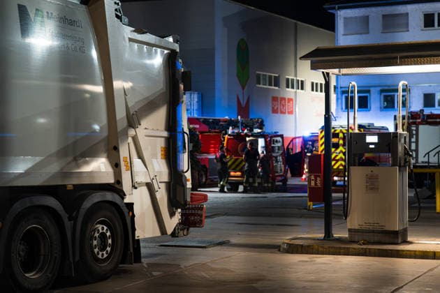 Battery Shredder in Flames; Smoke Reaches Rhineland-Palatinate; Millions in Damage On September 30, 2026, a shredder caught fire at a battery recycling plant in Ginsheim, Gustavsburg. The fire department responded with several fire com
