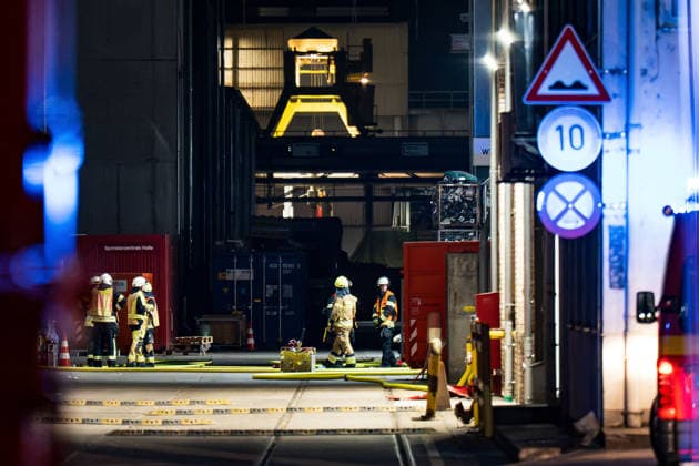 Battery Shredder in Flames; Smoke Reaches Rhineland-Palatinate; Millions in Damage On September 30, 2026, a shredder caught fire at a battery recycling plant in Ginsheim, Gustavsburg. The fire department responded with several fire com