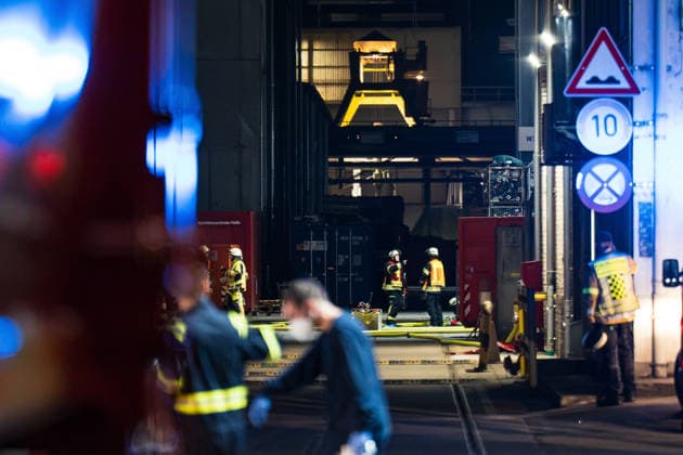 Battery Shredder in Flames; Smoke Reaches Rhineland-Palatinate; Millions in Damage On September 30, 2026, a shredder caught fire at a battery recycling plant in Ginsheim, Gustavsburg. The fire department responded with several fire com