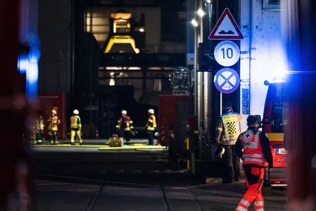 Battery Shredder in Flames; Smoke Reaches Rhineland-Palatinate; Millions in Damage On September 30, 2026, a shredder caught fire at a battery recycling plant in Ginsheim, Gustavsburg. The fire department responded with several fire com