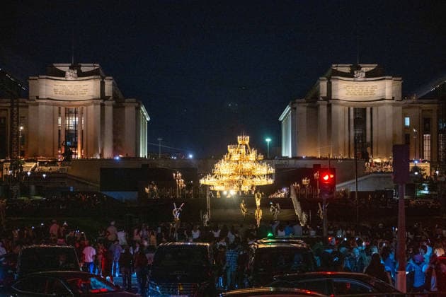 PFW - Saint Laurent Show Seen from Street Anonymous crowd amid traffic jam watching the YSL (Yves Saint Laurent) show as part of Paris Fashion Week, at Palais de Chaillot, facing Eiffel Tower, in Paris, France, on September 29, 2026. Photo by Ammar Abd Rabbo ABACAPRESS.COM Paris France  Copyright: xAbdxRabboxAmmar ABACAx