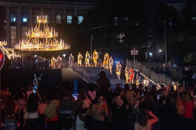 PFW - Saint Laurent Show Seen from Street Anonymous crowd amid traffic jam watching the YSL (Yves Saint Laurent) show as part of Paris Fashion Week, at Palais de Chaillot, facing Eiffel Tower, in Paris, France, on September 29, 2026. Photo by Ammar Abd Rabbo ABACAPRESS.COM Paris France  Copyright: xAbdxRabboxAmmar ABACAx